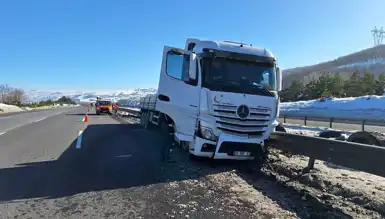 Otoyolda TIR Kazası: Sürücü Yaralandı