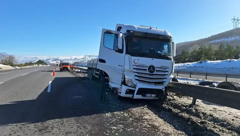 Otoyolda TIR Kazası: Sürücü Yaralandı